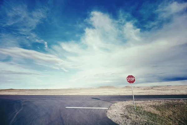 Retro imagen estilizada de una carretera con una señal de stop, EE.UU. — Foto de Stock