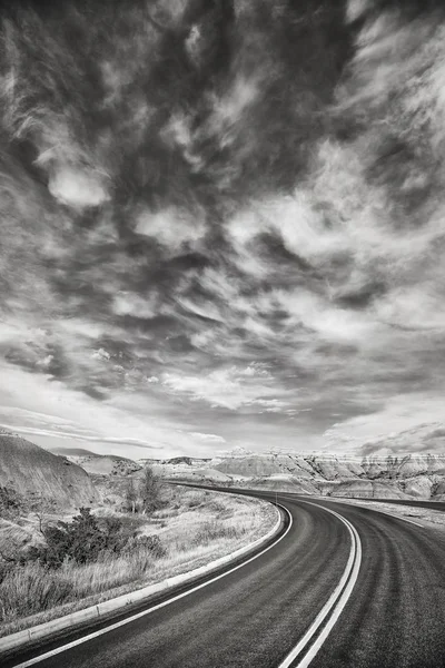 Černobílý obrázek scénické dálnice. — Stock fotografie