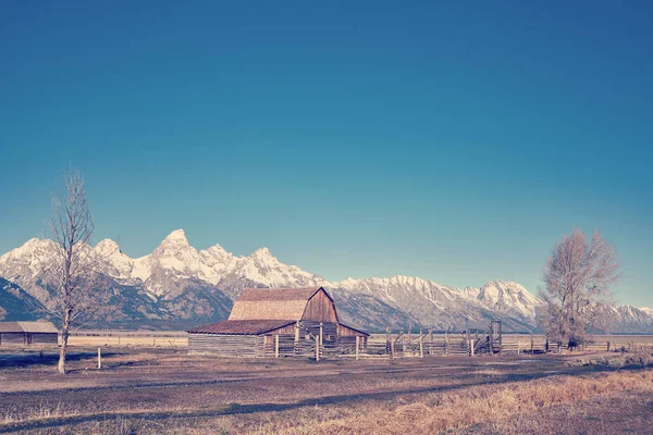Retro estilizado famosa paisagem Grand Teton, EUA . — Fotografia de Stock