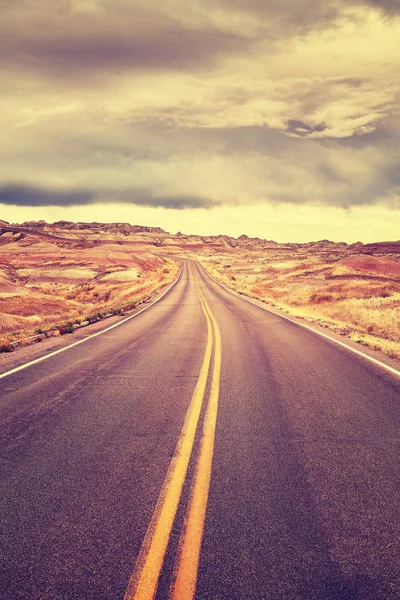 Colore tonica strada deserta senza fine prima della tempesta . — Foto Stock