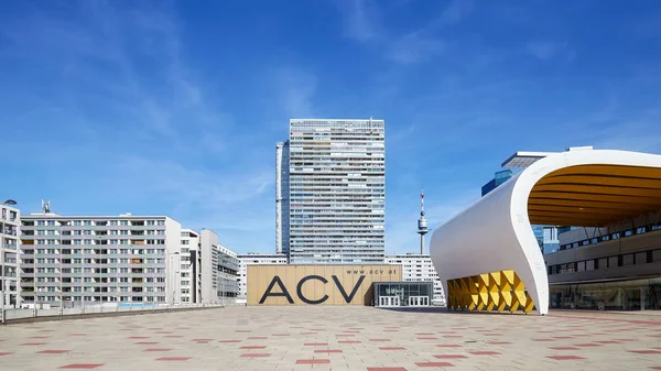 Austria Center Vienna (ACV), centro congressi ed esposizioni in una bellissima giornata estiva . — Foto Stock