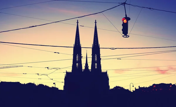 Silhouette of the Votive Church and stoplight at dusk. — Stock Photo, Image