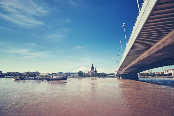 Pråm på Donau i Wien, Österrike. — Stockfoto