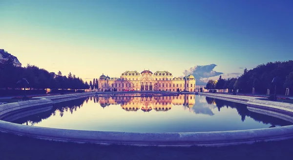 Kolor stonowana panoramiczny widok na Pałac Belweder w Wiedniu po s — Zdjęcie stockowe