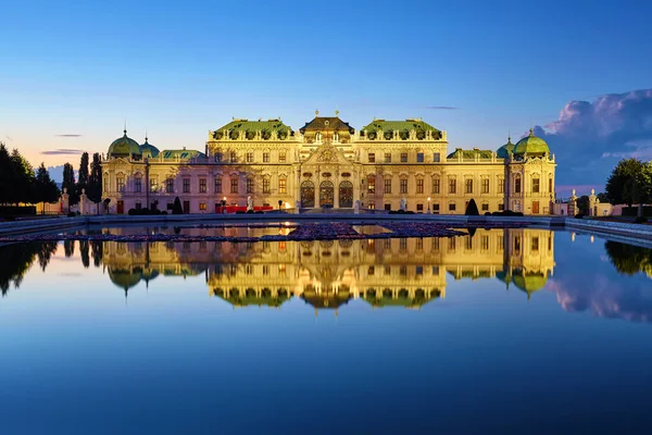 Widok pałacu Belvedere w Wiedniu po zachodzie słońca, Austria — Zdjęcie stockowe