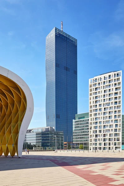 Modern arkitektur i Wien Donau city-komplexet på en vacker sommardag. — Stockfoto