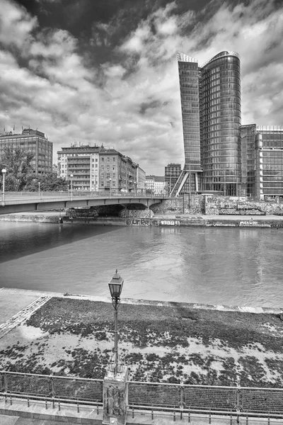 Aspernbrücke über den Donaukanal, ehemaliges Ufer der Donau. — Stockfoto