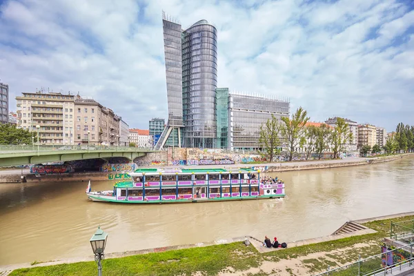 Sightseeing tour ship on the Donaukanal (Danube Canal), former arm of the river Danube. — Stock Photo, Image