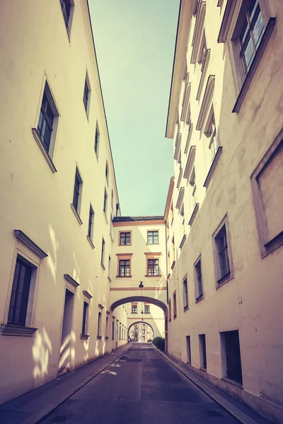 Old narrow street in Vienna, color toned picture, Austria — Stock Photo, Image