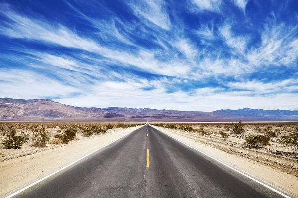 Ölüm vadisinde sonsuz çöl yol. — Stok fotoğraf