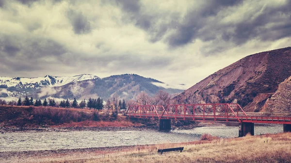 Rote Brücke in felsigen Bergen, colorado, USA. — Stockfoto