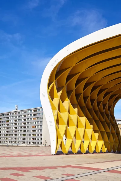 Vienna Donau city komplexa moderna arkitektur på en vacker sommardag. — Stockfoto