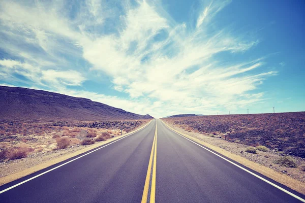 Винтажная тонированная пустынная дорога в Долине Смерти, концепция путешествия . — стоковое фото