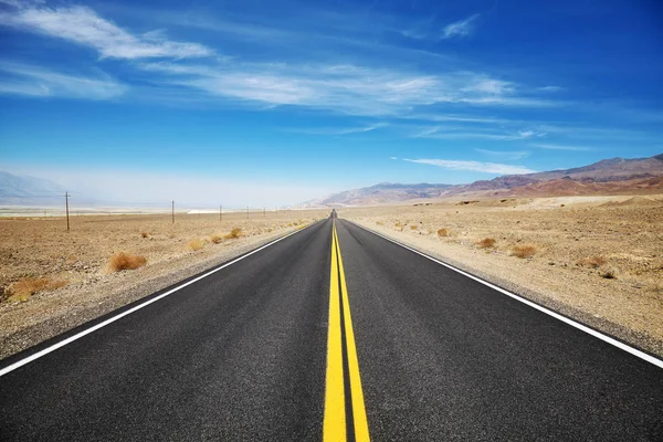 Estrada do deserto sem fim, conceito de viagem . — Fotografia de Stock