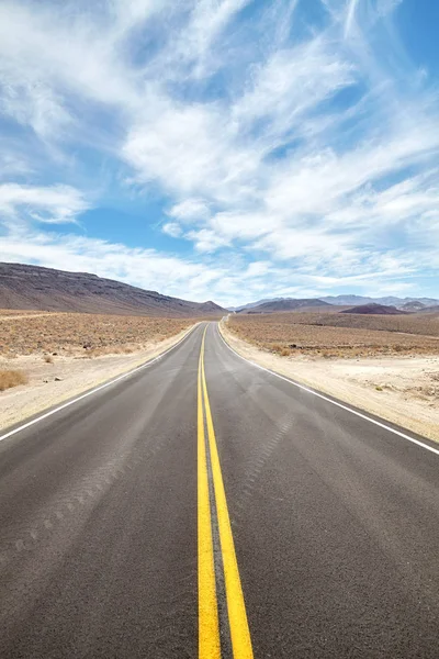 Route désertique sans fin dans la Vallée de la Mort, concept de voyage . — Photo