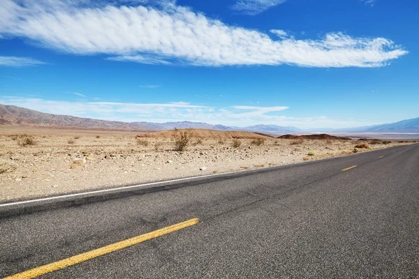 Estrada do deserto sem fim, conceito de viagem, Califórnia, EUA . — Fotografia de Stock