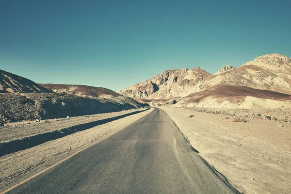 Imagen retro tonificada de una carretera desierta en Death Valley, EE.UU. . — Foto de Stock