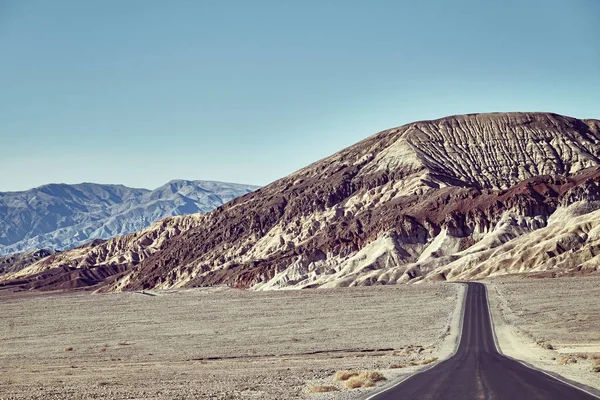 Desert road towards mountain range at Death Valley. — Stock Photo, Image