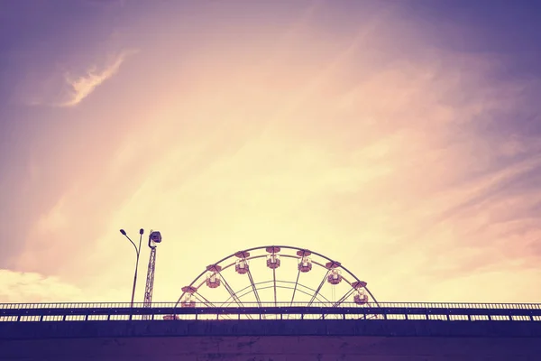 Vintage stylized picture of a Ferris wheel against the sunset — Stock Photo, Image