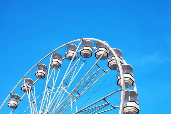 Ruota panoramica contro il cielo blu — Foto Stock