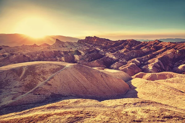 Renk tonlu günbatımı, ölüm Vadisi Milli Parkı, ABD. — Stok fotoğraf