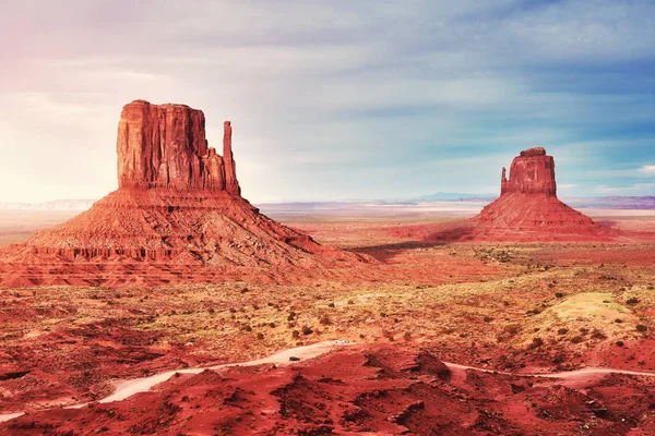 Barva tónovaný západ slunce nad Monument Valley, Usa — Stock fotografie