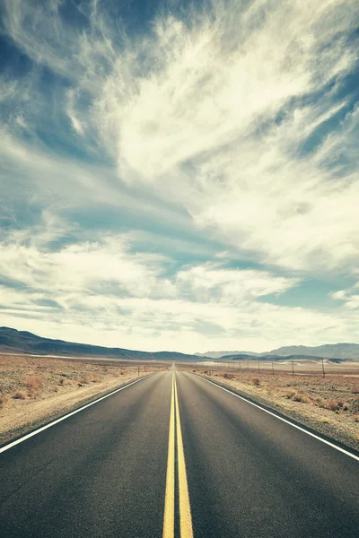 Vintage tonificado camino del desierto en Valle de la Muerte . — Foto de Stock