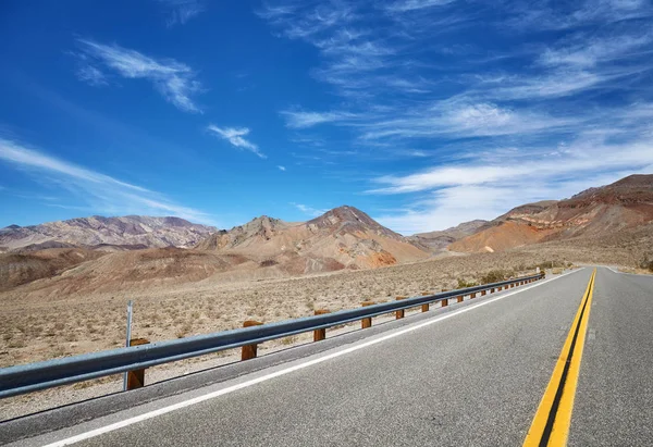 Estrada do deserto da montanha, conceito de viagem, EUA — Fotografia de Stock