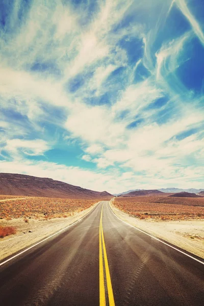 Strada desertica tonica vintage nella Valle della Morte . — Foto Stock