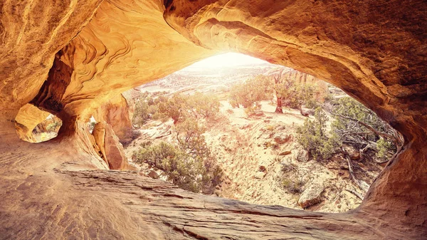 Szeroki kąt obiektywu obraz Moonshine Arch, Utah. — Zdjęcie stockowe