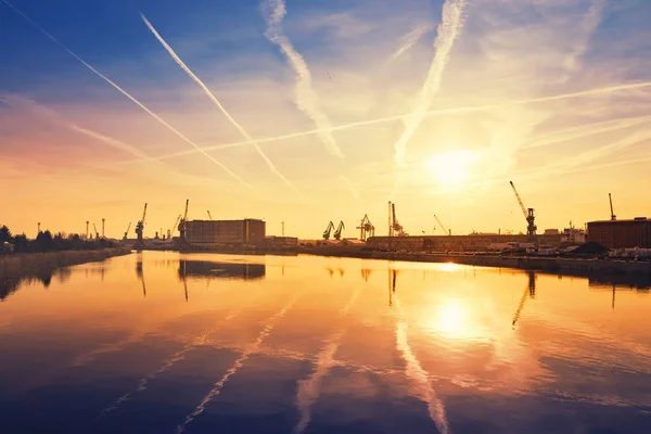 Sunrise üzerine vinç siluetleri limanındaki Szczecin, Polonya. — Stok fotoğraf