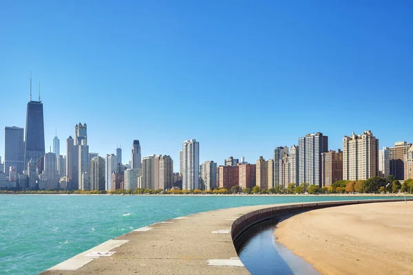 Chicago waterfront skyline em um belo dia, EUA — Fotografia de Stock