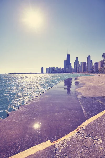 Kleur gestemde Chicago waterkant skyline tegen de zon, Verenigde Staten. — Stockfoto