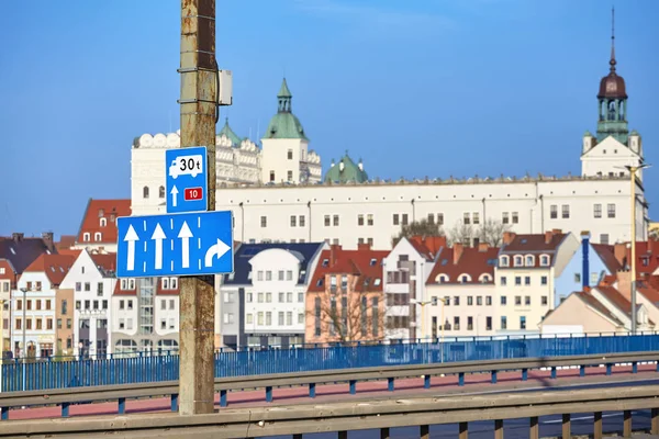 Sinais de rua pela rota do Castelo, entrada principal da cidade de Szczecin oi — Fotografia de Stock