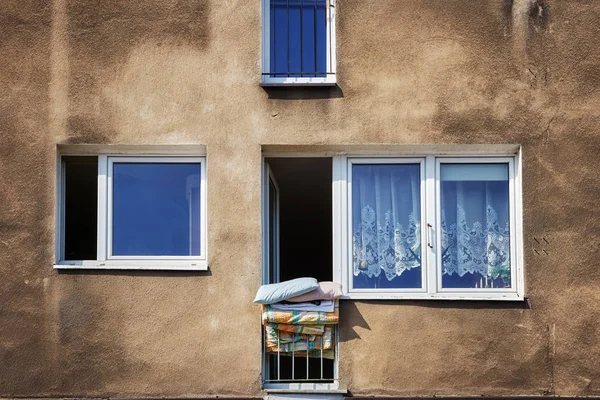 Drogen beddengoed hang uit het raam — Stockfoto