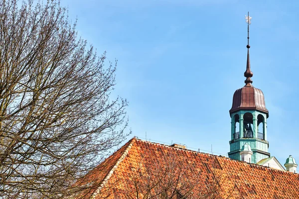 Dzwonnica zamek za stary dach dachówka ceramiczna w Szczecinie. — Zdjęcie stockowe