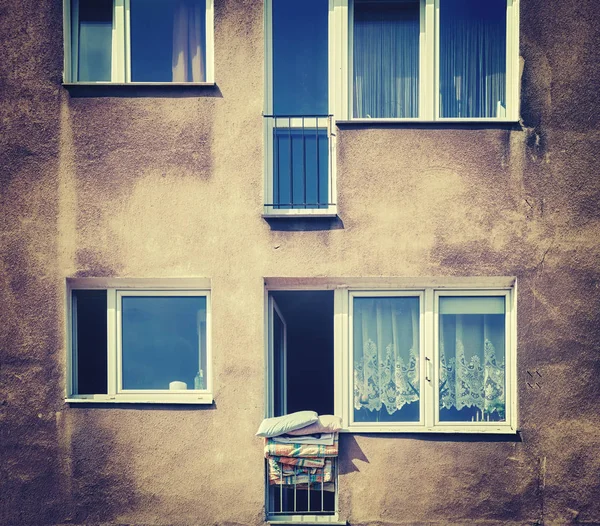 Vintage estilizado velho apartamento fachada . — Fotografia de Stock