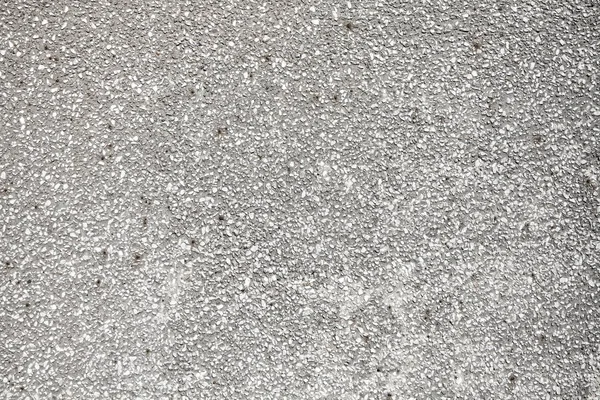 Маленькие камни в бетонной стене, текстуре или заднем плане — стоковое фото