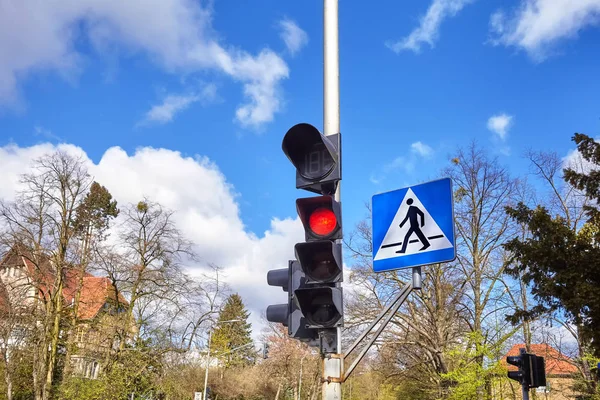 Semaforo e pedonale segno di attraversamento in una città — Foto Stock