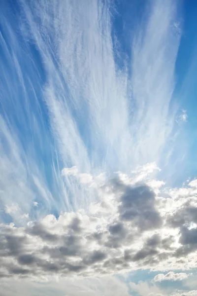 Olika typer av moln på en solig dag himmel. — Stockfoto