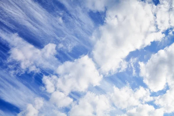 Various cloud types on a sunny day sky. — Stock Photo, Image