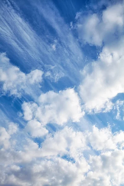 Various cloud types on a sunny day sky. — Stock Photo, Image