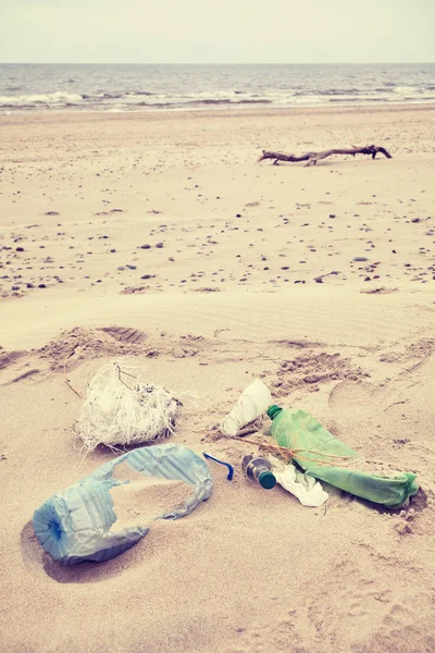 Śmieci w lewo na plaży, pojęcie zanieczyszczenia środowiska. — Zdjęcie stockowe