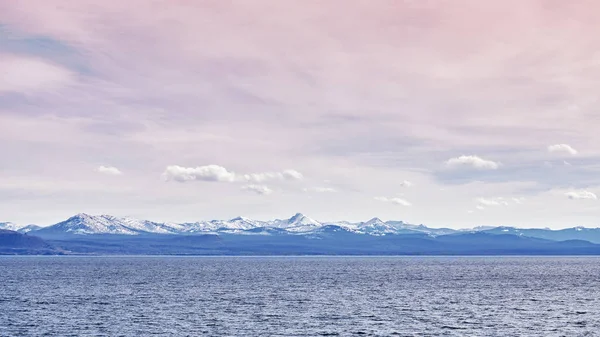 色のトーン、米国のイエローストーン湖のパノラマ写真. — ストック写真