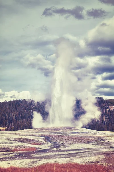 Vintage tónovaný obrázek erupce gejzír Old Faithful. — Stock fotografie