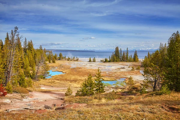 Herfst landschap met warmwaterbronnen en geisers in Yellowstone. — Stockfoto