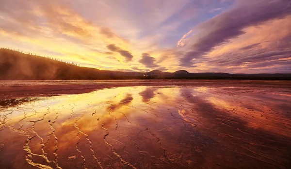 Picturesque sunset at Grand Prismatic Spring in Yellowstone — Stock Photo, Image