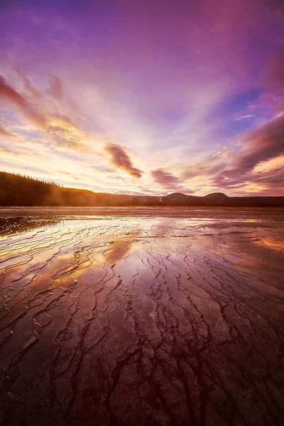 Pintoresca puesta de sol rosa en Grand Prismatic Spring en Yellowstone — Foto de Stock