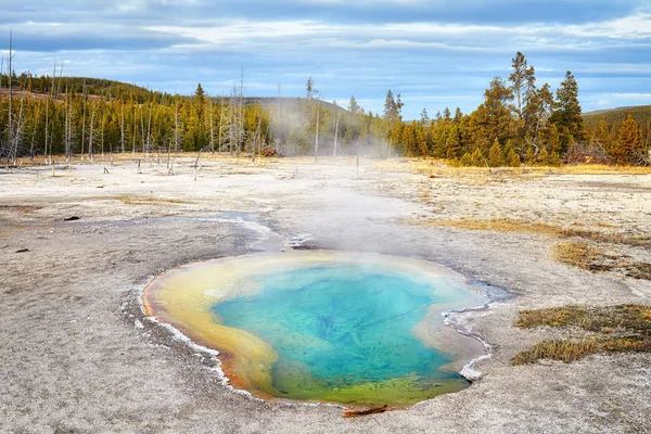 Horká voda bazén, podzim v Yellowstonském národním parku v Usa. — Stock fotografie