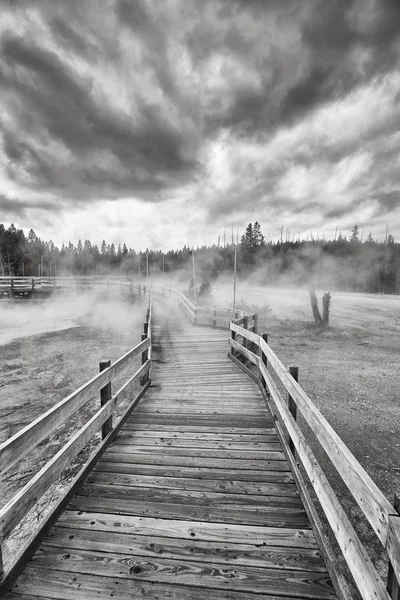 Drewniany most nad ekscytujący terenu w Parku Narodowym Yellowstone. — Zdjęcie stockowe